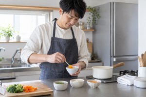 清潔な調理台で離乳食を小さな器に準備する父親